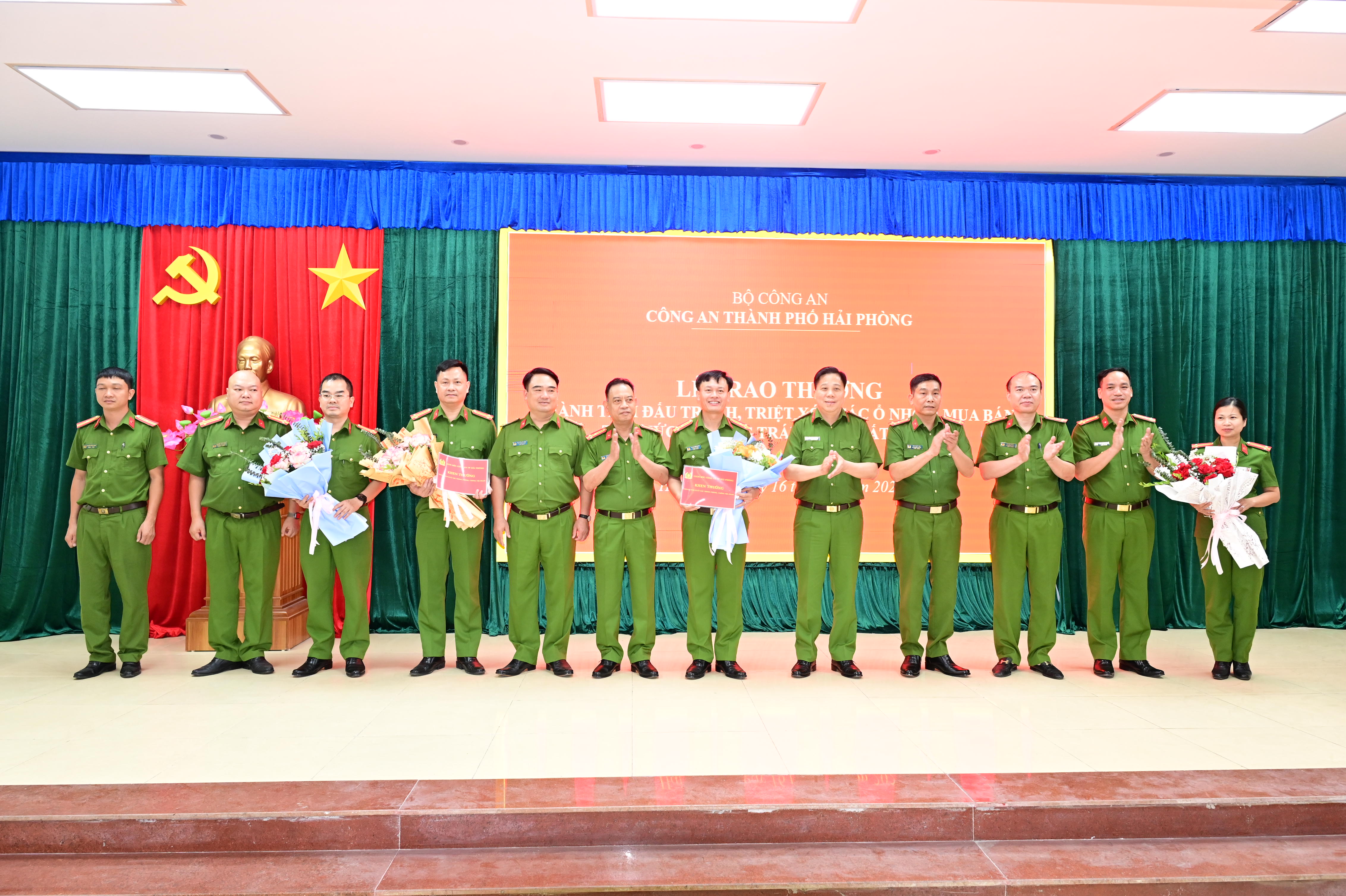Khen thưởng Phòng Cảnh sát ĐTTP về ma túy liên tiếp triệt xóa các ổ nhóm mua bán, tổ chức sử dụng trái phép chất ma túy